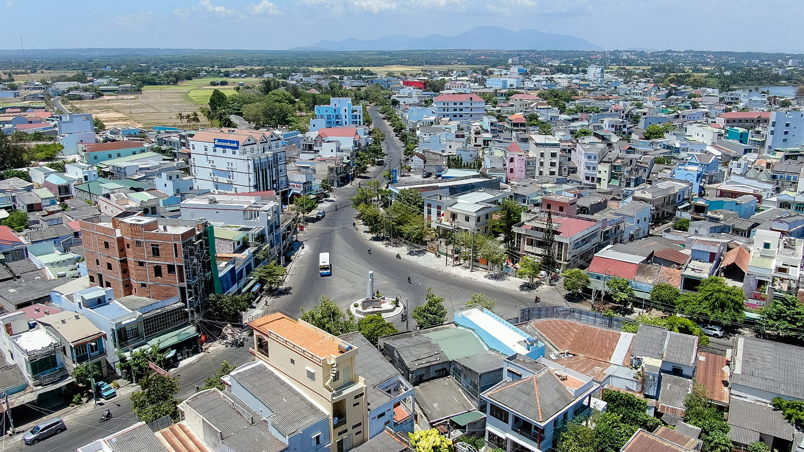 BẤT ĐỘNG SẢN TIẾP TỤC “DI CƯ” RA VÙNG VEN, NHÀ ĐẦU TƯ “VỐN MỎNG” TÌM ĐƯỜNG XA