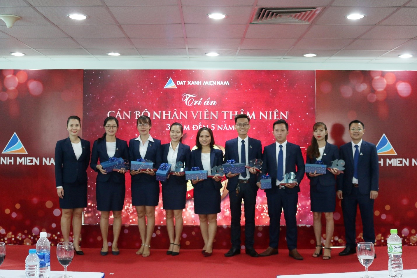 Tri ân những cán bộ nhân viên có thâm niên cống hiến cho Công ty Tri ân những cán bộ nhân viên có thâm niên cống hiến cho Công ty