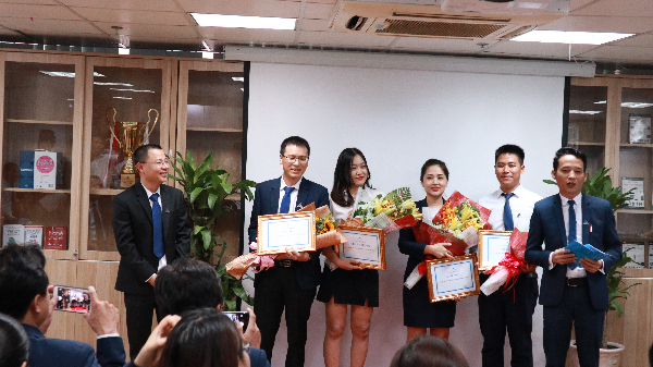 Các anh chị đạt giải cao nhất cuộc thi Viết về gia đình tôi yêu Các anh chị đạt giải cao nhất cuộc thi Viết về gia đình tôi yêu