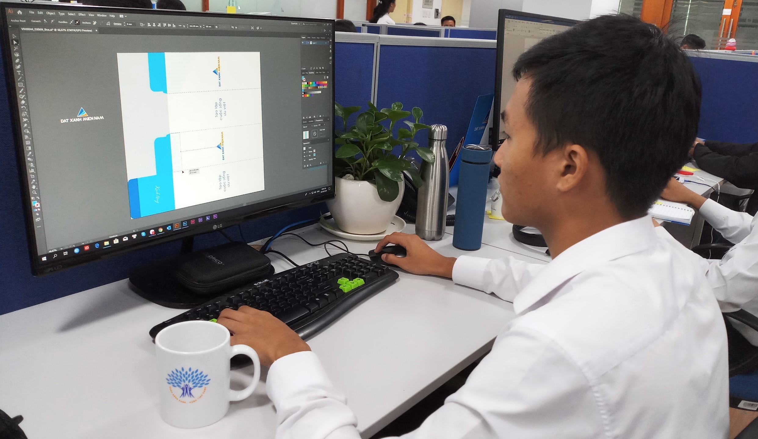 Bàn làm việc của nhiều nhân viên đã xuất hiện ly sứ, bình inox thay cho ly nhựa dùng một lần Bàn làm việc của nhiều nhân viên đã xuất hiện ly sứ, bình inox thay cho ly nhựa dùng một lần