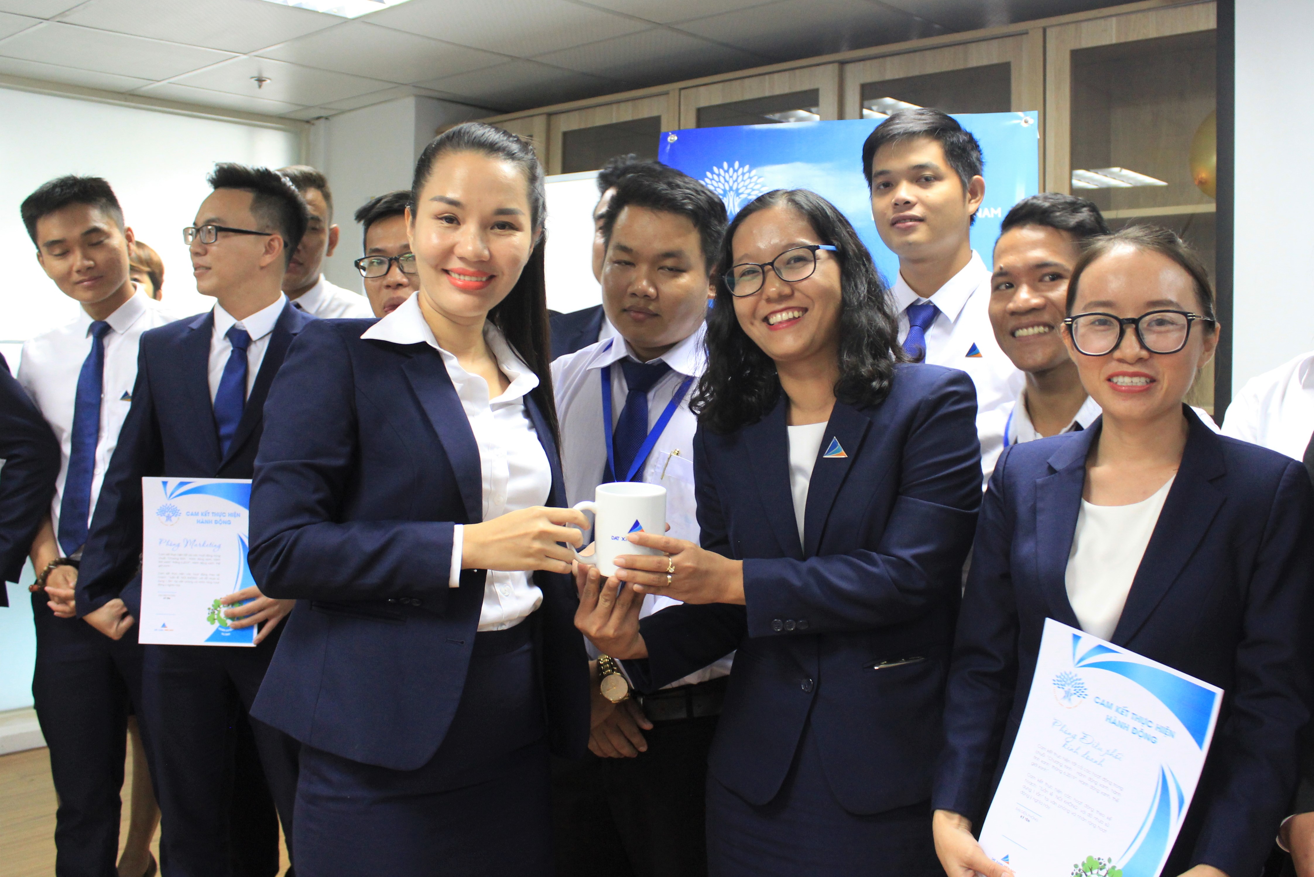 Bà Lê Thị Thảo Hạnh tặng tặng ly sứ Hành động xanh – Hành tinh xanh  cho anh em ĐXMN và Hiệp Phú Land