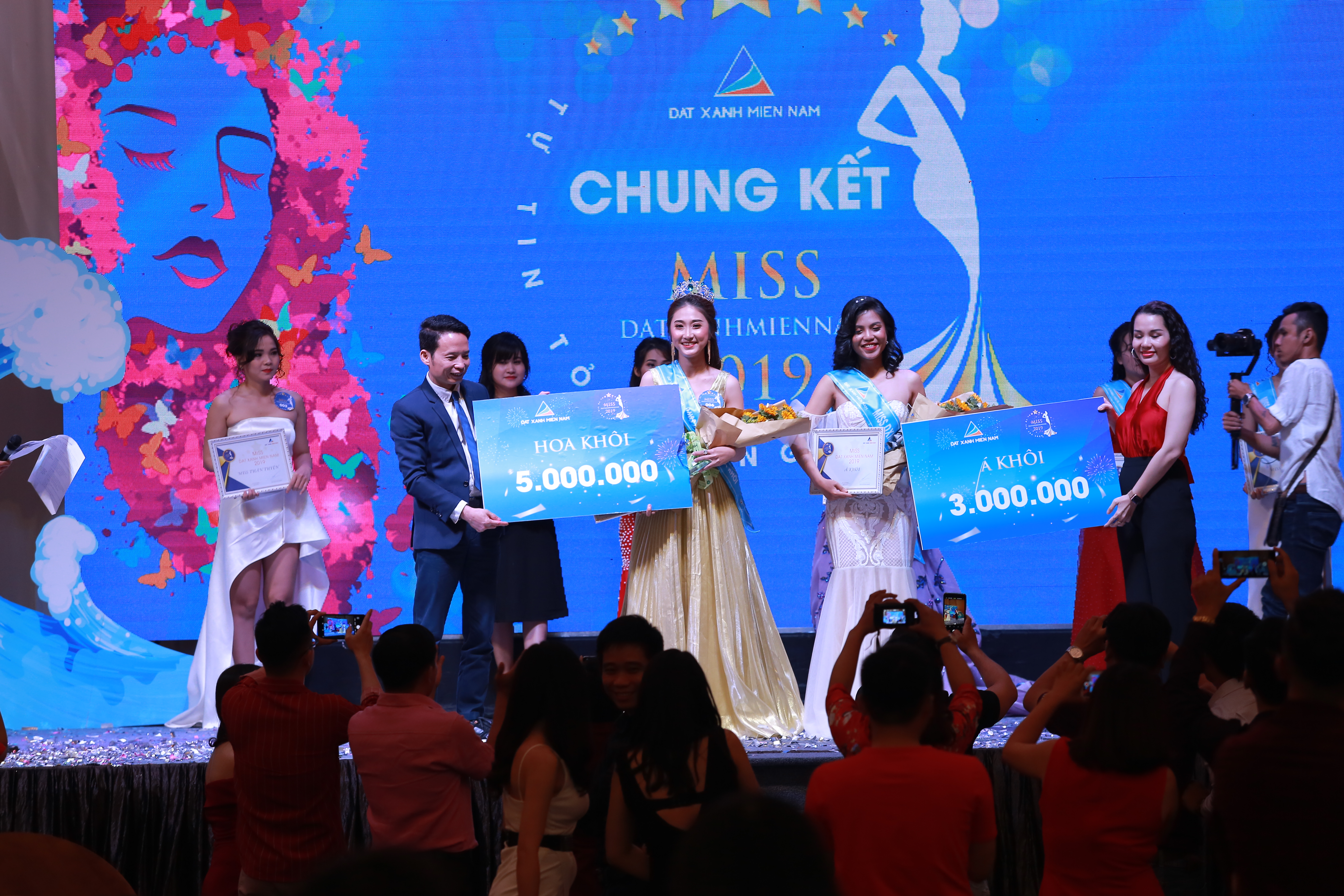 Đại diện công ty trao phần thưởng cho những thí sinh đạt giải cao trong Miss ĐXMN 2018